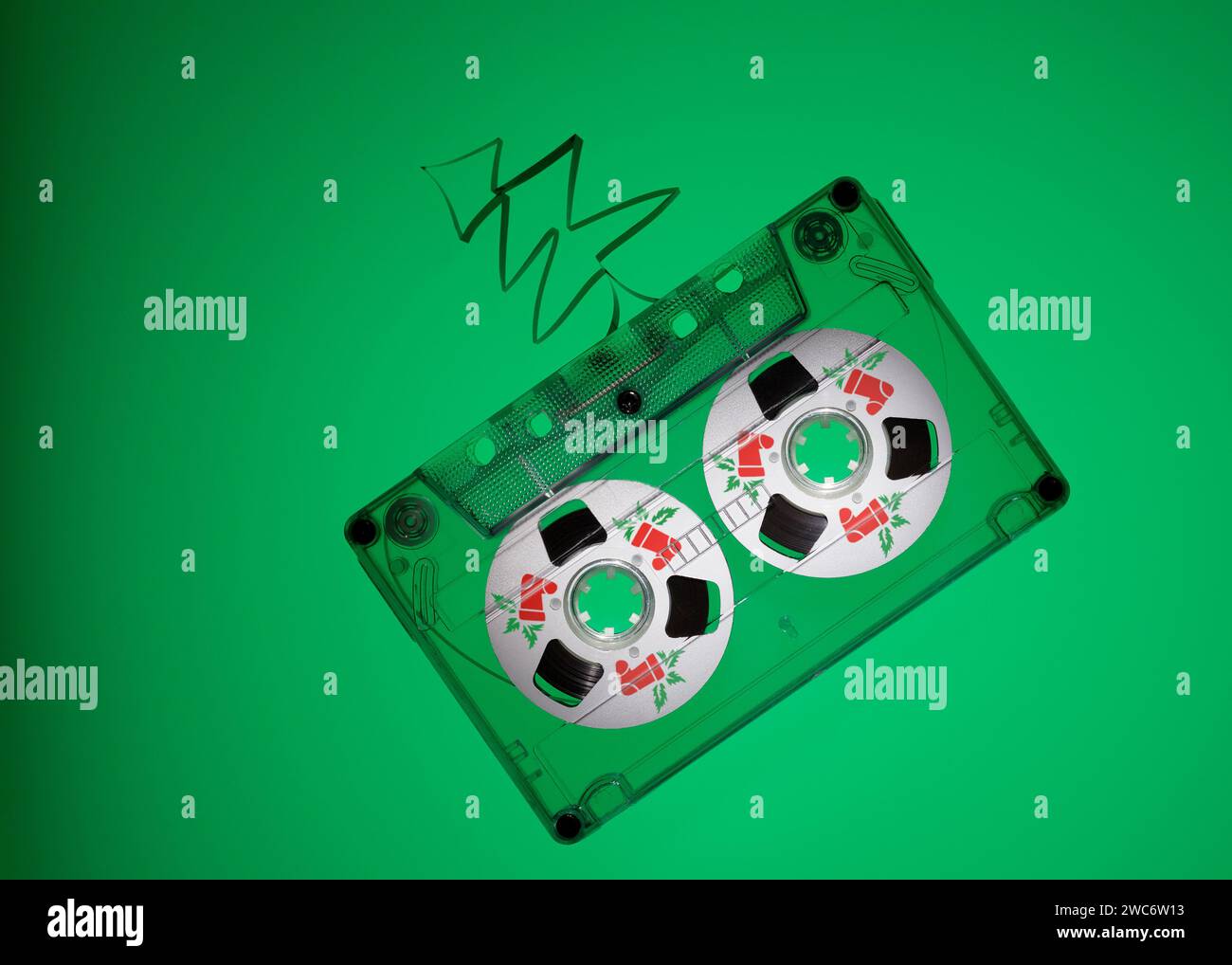 Fond vert avec espace libre pour le texte, la musique de Noël et le thème de nostalgie des années 90 avec la vieille cassette audio et l'arbre de Noël de la bande. CHRI rouge Banque D'Images