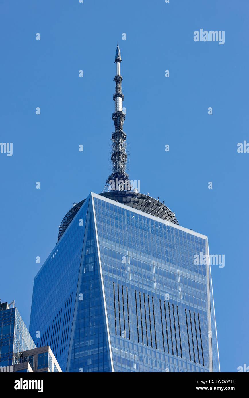 Le mât et les espaces mécaniques poussent la hauteur du One World Trade Center à 1776 pieds – 508 pieds au-dessus de l’observatoire du bâtiment. Banque D'Images