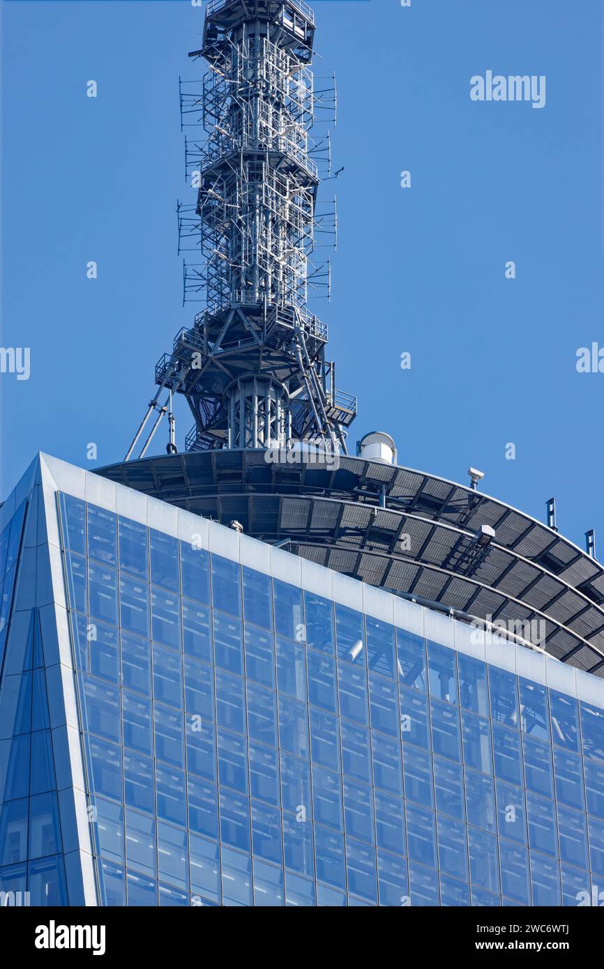 Le mât et les espaces mécaniques poussent la hauteur du One World Trade Center à 1776 pieds – 508 pieds au-dessus de l’observatoire du bâtiment. Banque D'Images