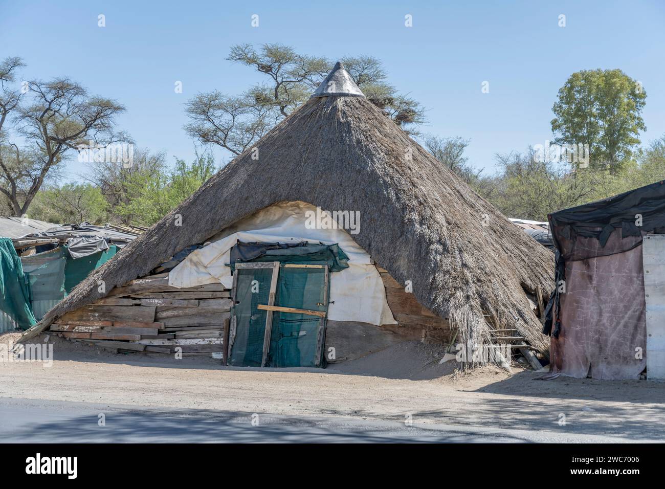 Vue arrière de la cabane de magasin avec toit de chaume au marché de l'artisanat, tourné dans la lumière brillante de la fin du printemps à Okahandja, Namibie, Afrique Banque D'Images