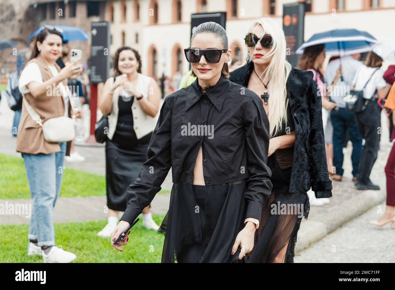 Olivia Palermo à l'extérieur de l'exposition Alberta Ferretti lors de la Fashion week de Milan vêtements pour femmes Printemps/été 2024. Banque D'Images