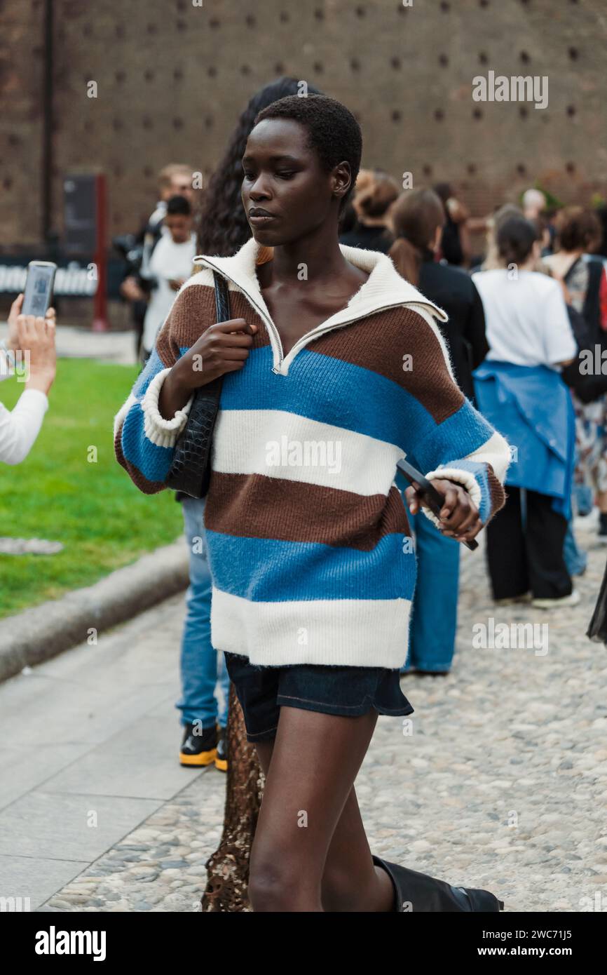 Un mannequin à l'extérieur de l'Alberta Ferretti show pendant la Fashion week de Milan vêtements pour femmes Printemps/été 2024. Banque D'Images