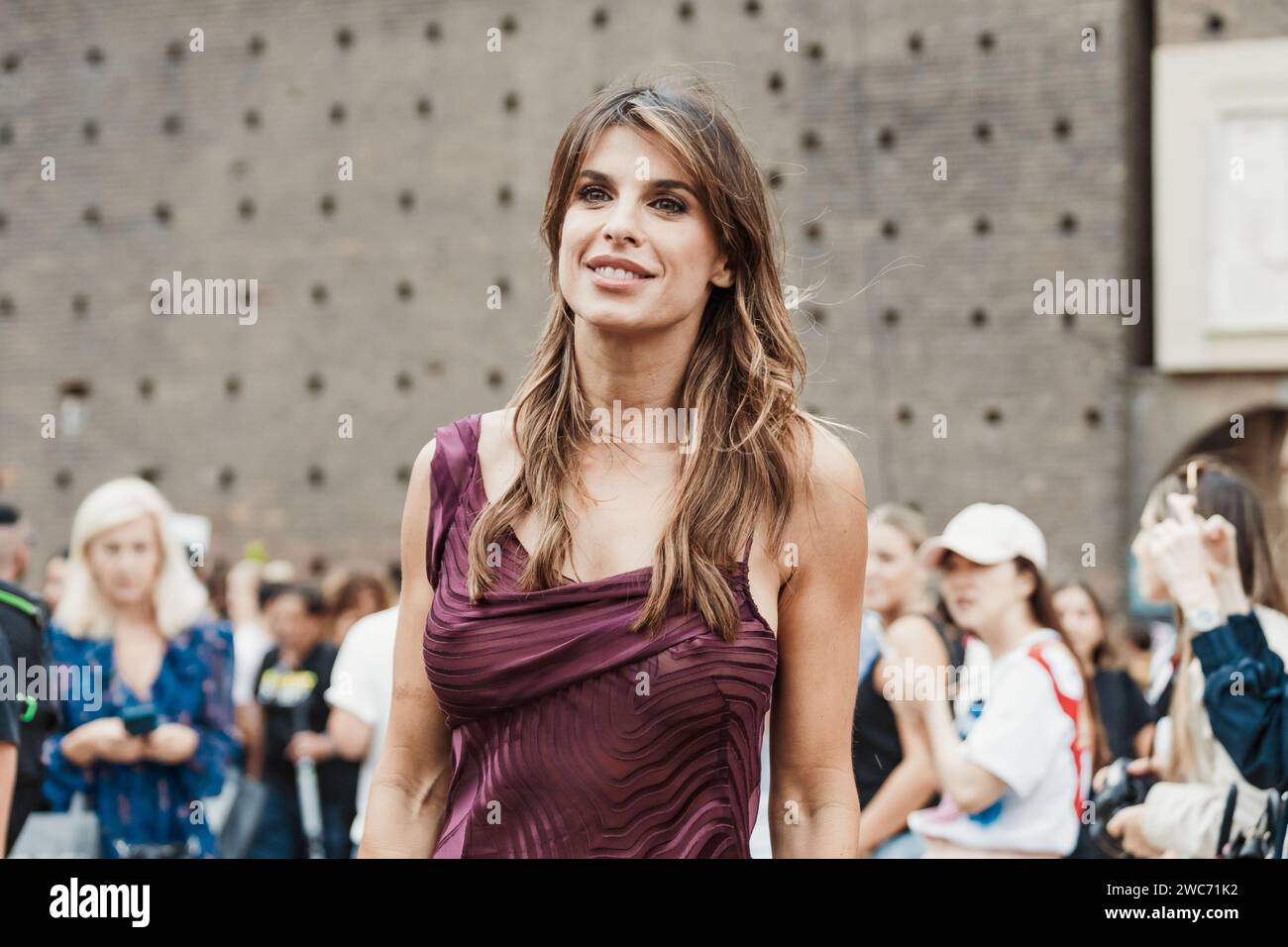 Elisabetta Canalis à l'extérieur du salon Alberta Ferretti pendant la semaine de la mode de Milan vêtements pour femmes Printemps/été 2024. Banque D'Images