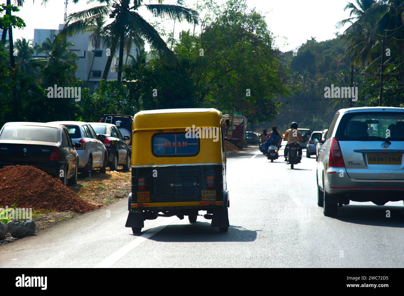 Trafic sur les routes achalandées, Goa, Inde. Banque D'Images