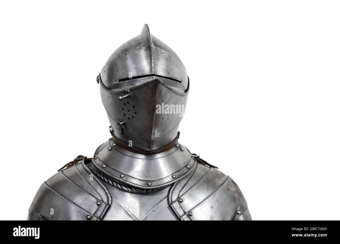 Armure médiévale en acier d'un chevalier isolé sur fond blanc Banque D'Images