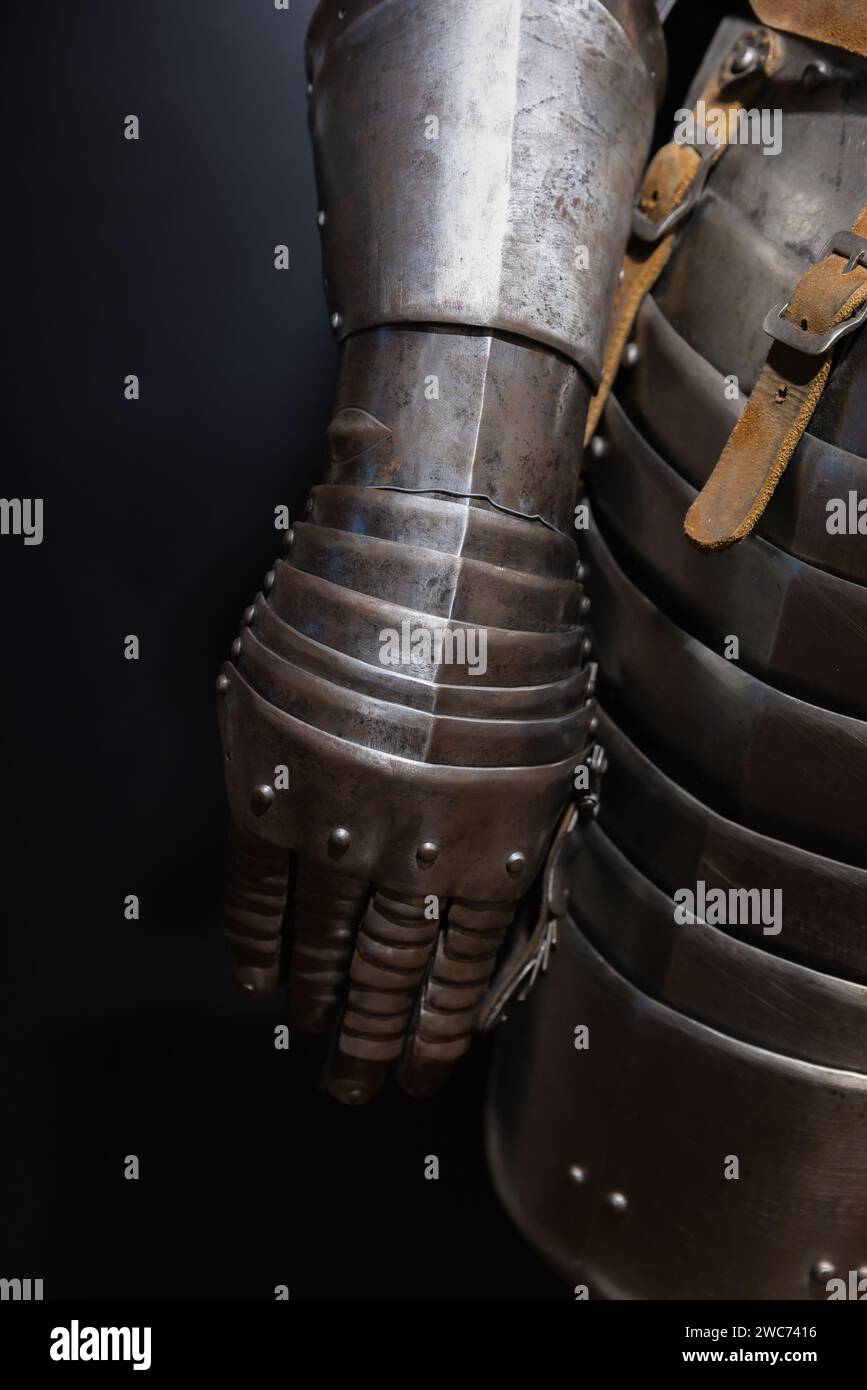 Fragment d'armure de Chevalier en métal, gant en acier d'un guerrier médiéval Banque D'Images