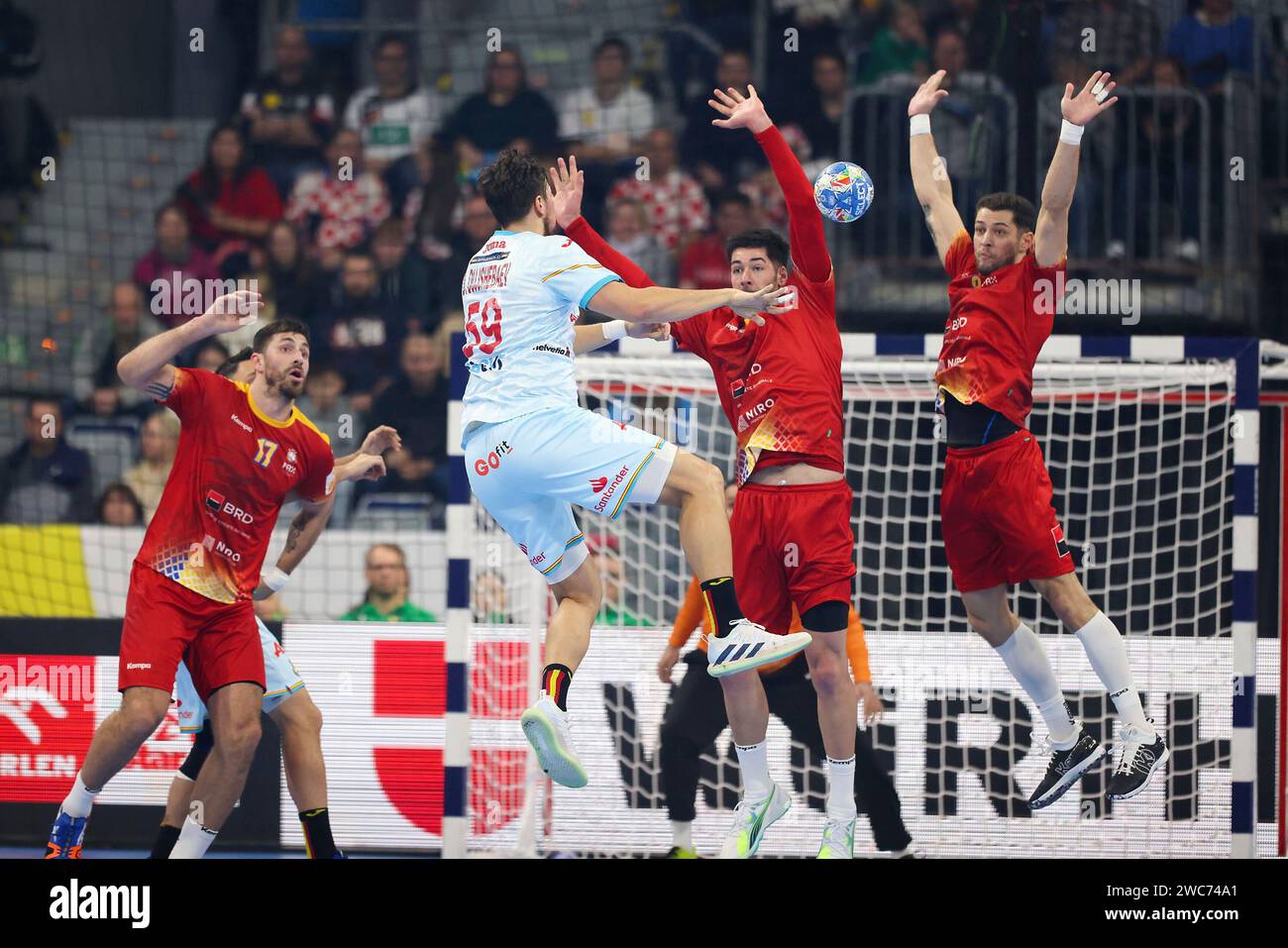 Mannheim, Deutschland. 14 janvier 2024. 2024.01.14 SAP Arena Mannheim, dimanche 14 janvier 2024 TOUR PRÉLIMINAIRE – GROUPE B Roumanie - Espagne v.l., Wurf von Daniel Dujshebaev Dovichebaeva (Espagne) crédit : dpa/Alamy Live News Banque D'Images