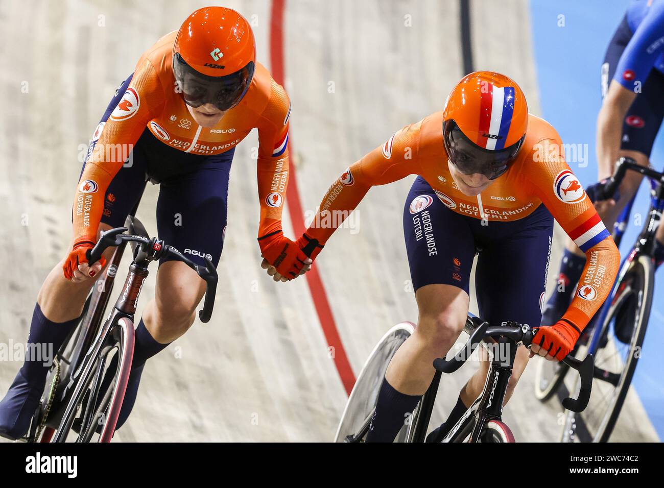 APELDOORN - Marit Raaijmakers, Lisa van Belle (lr) lors de la dernière course en couple féminine le dernier jour des Championnats d'Europe de cyclisme sur piste dans l'Omnisportcentrum d'Apeldoorn. ANP VINCENT JANNINK Banque D'Images