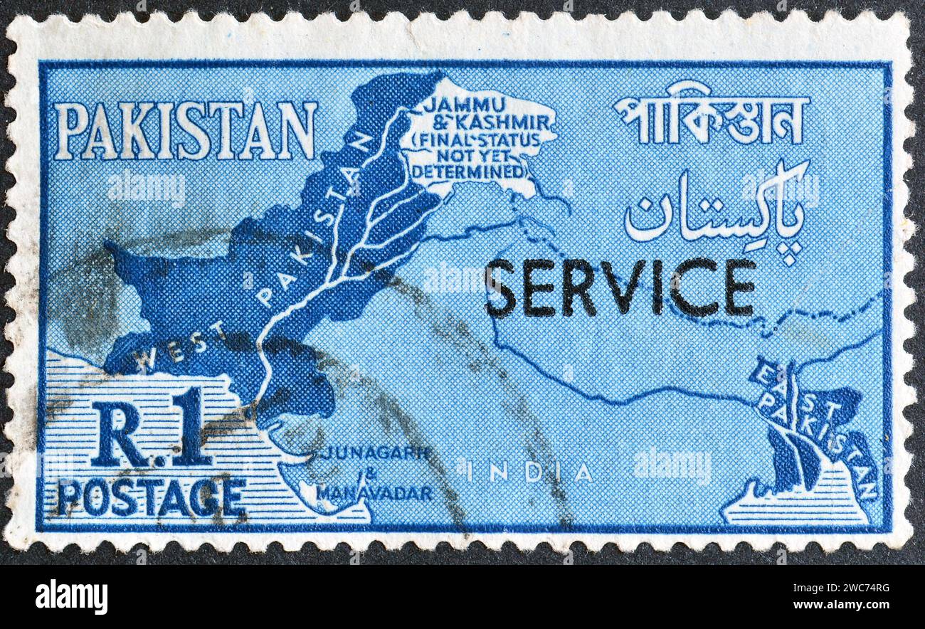 Timbre-poste annulé imprimé par le Pakistan, qui montre carte montrant les zones contestées avec la nouvelle monnaie surimprimée, vers 1961. Banque D'Images