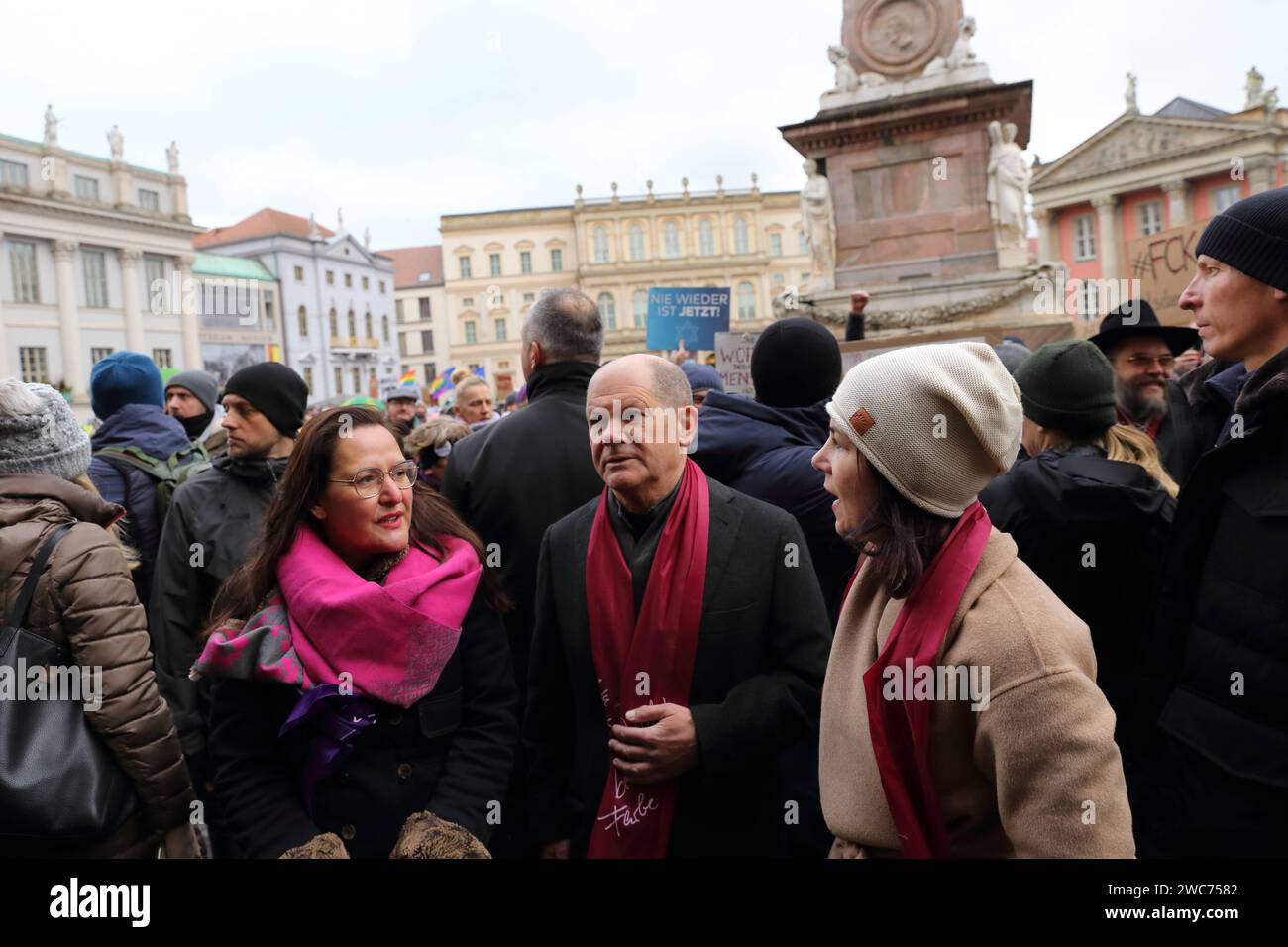 Kulturministerin Manja Schüle SPD, Bundeskanzler OLAF Scholz SPD und Bundesaußenministerin Annalena Baerbock Bündnis 90/Die Grünen, v.l., während einer Kundgebung gegen Rechtsextremismus auf dem Alten Markt in Potsdam, 14. Januar 2024. Kundgebung gegen Rechts in Potsdam *** Ministre de la Culture Manja Schüle SPD , Chancelier fédéral OLAF Scholz SPD et Ministre fédérale des Affaires étrangères Annalena Baerbock Bündnis 90 Die Grünen , de gauche à droite, lors d'un rassemblement contre l'extrémisme de droite sur l'Alter Markt à Potsdam, le 14 janvier, 2024 rassemblement contre l'extrémisme de droite à Potsdam Banque D'Images