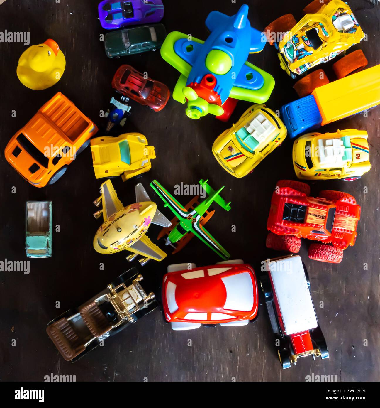 Voitures avions jouets - jouet pour enfants sur une table vue dessus de jouets auto transport Banque D'Images