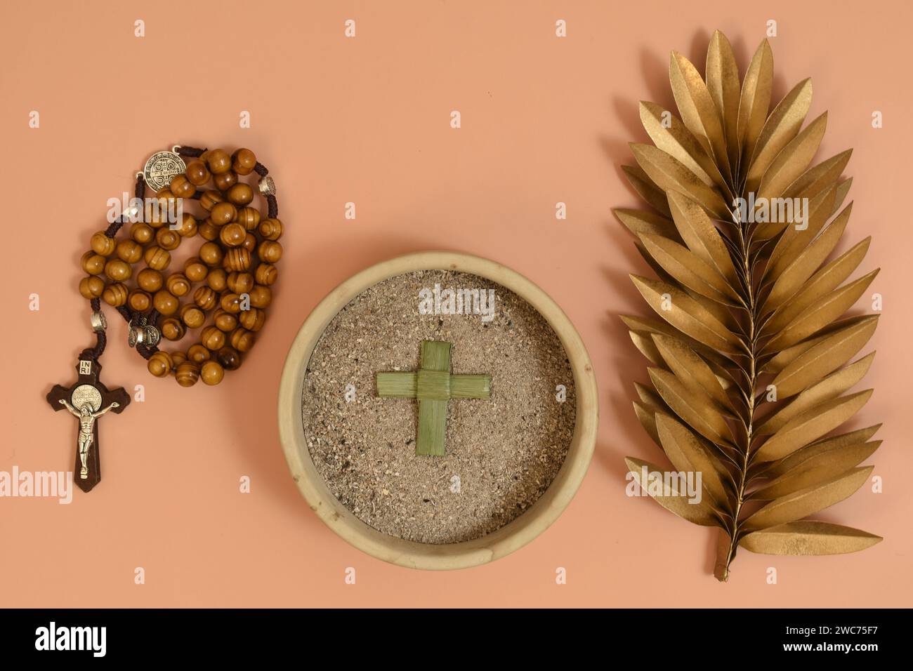 Frêne, croix de feuilles de palmier, branche d'oliver. Concept du mercredi des cendres. Banque D'Images