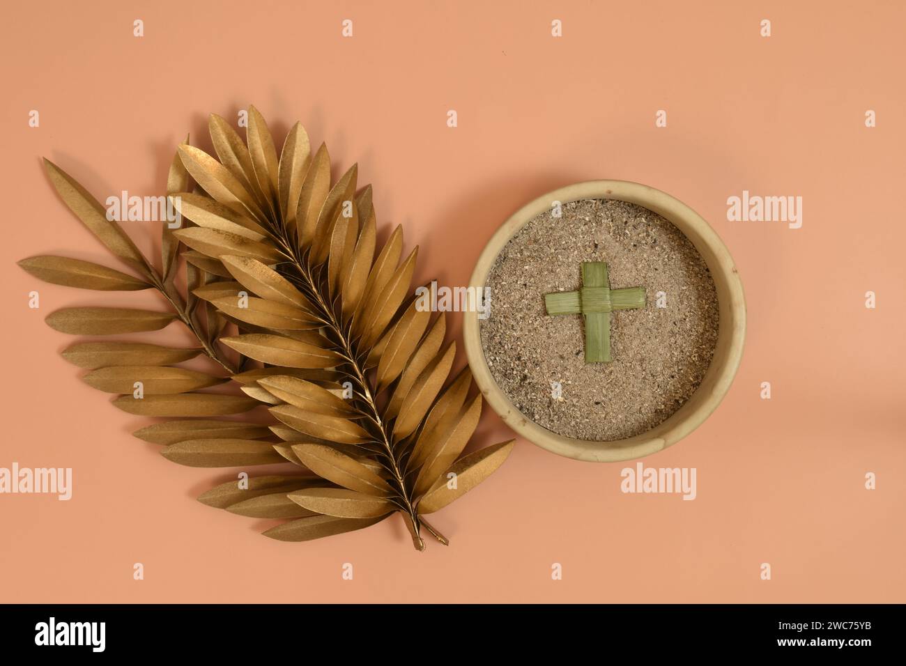 Frêne, croix de feuilles de palmier, branche d'oliver. Concept du mercredi des cendres. Banque D'Images