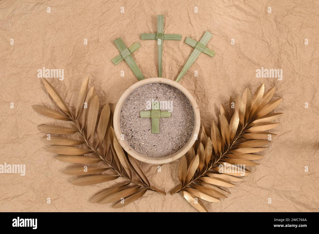Frêne, croix de feuilles de palmier, branche d'oliver. Concept du mercredi des cendres. Banque D'Images