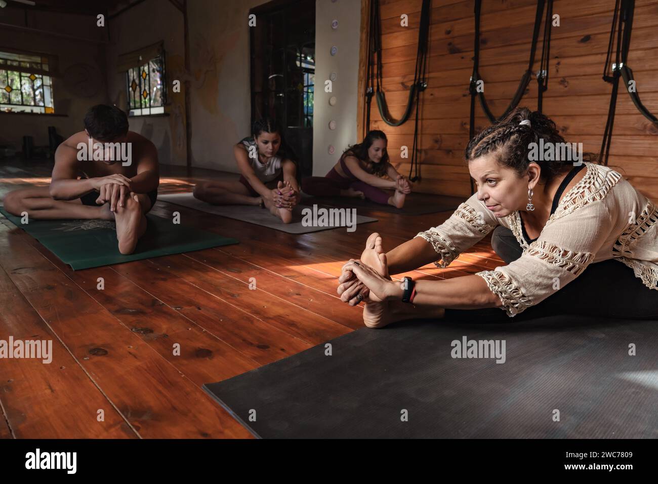 Studio de yoga, exercice avec des tapis de yoga, thérapie de groupe, vie saine et énergie de vie, exercice et thérapie de yoga, mode de vie des femmes Banque D'Images