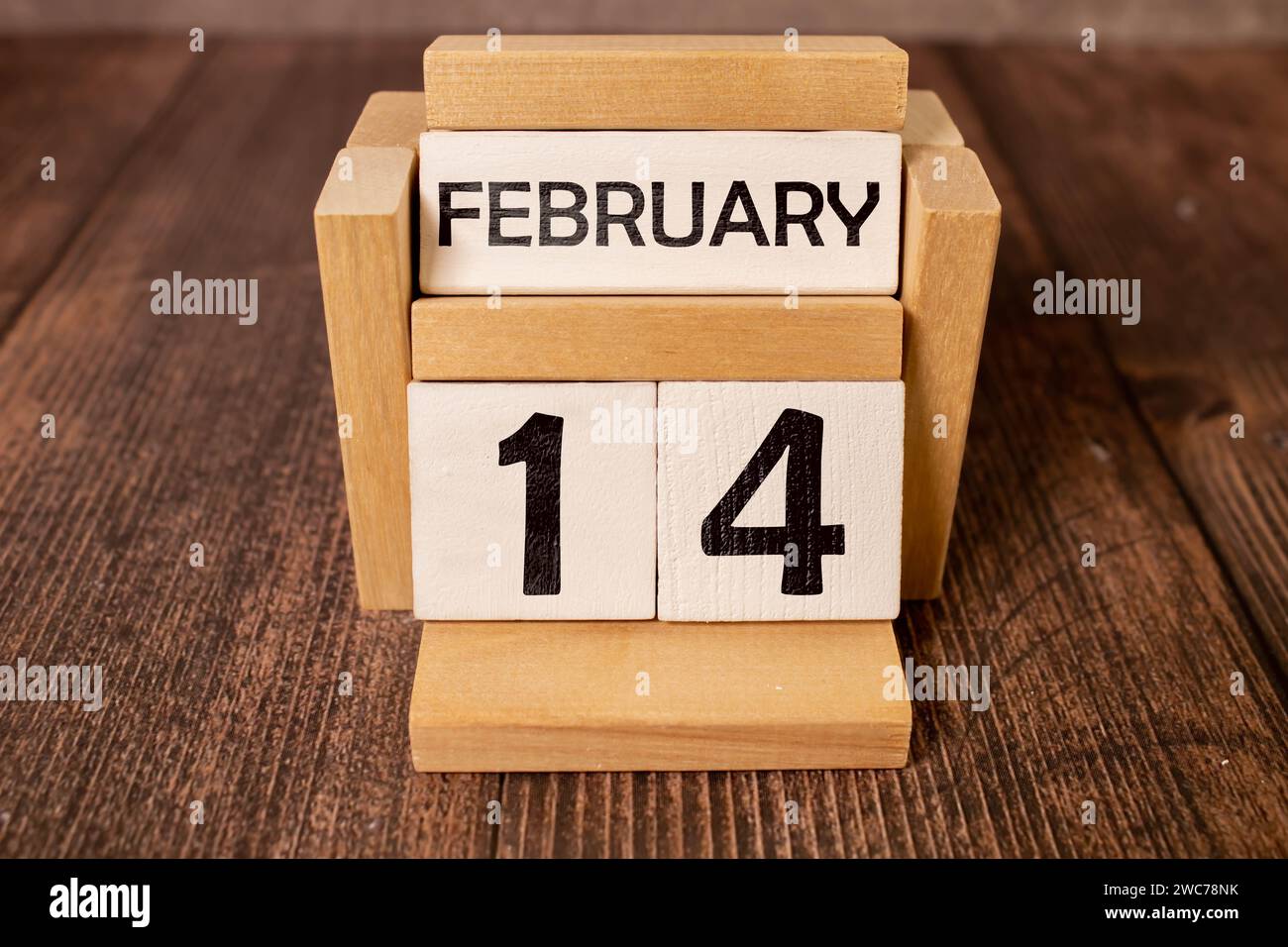 Calendrier en bois spectacle de février 14 avec coeur rouge. Banque D'Images