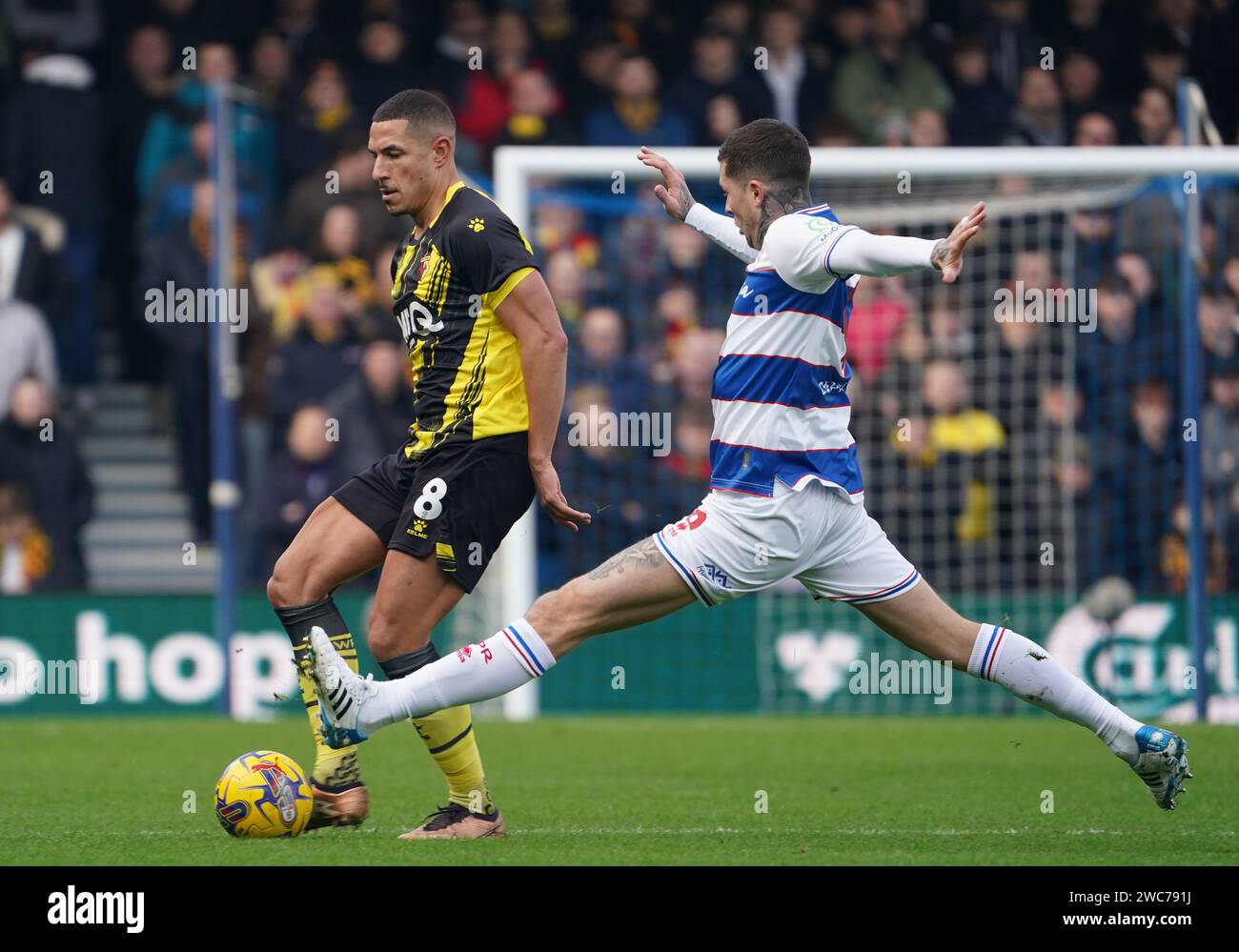 LONDRES, ANGLETERRE - 14 JANVIER : Jake Livermore de Watford sous la pression de Lyndon Dykes de QPR lors du match de championnat Sky Bet entre Queens Park Rangers et Watford à Loftus Road le 14 janvier 2024 à Londres, Angleterre. (Photo de Dylan Hepworth/MB Media) Banque D'Images