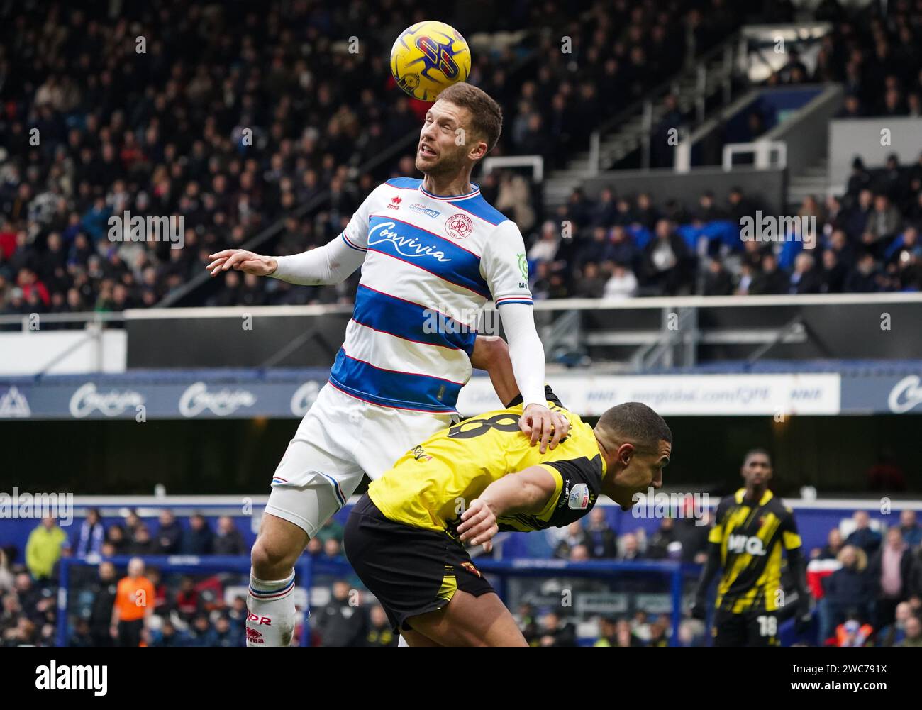 LONDRES, ANGLETERRE - 14 JANVIER : Sam Field de QPR remporte une tête lors du Sky Bet Championship match entre Queens Park Rangers et Watford à Loftus Road le 14 janvier 2024 à Londres, Angleterre. (Photo de Dylan Hepworth/MB Media) Banque D'Images