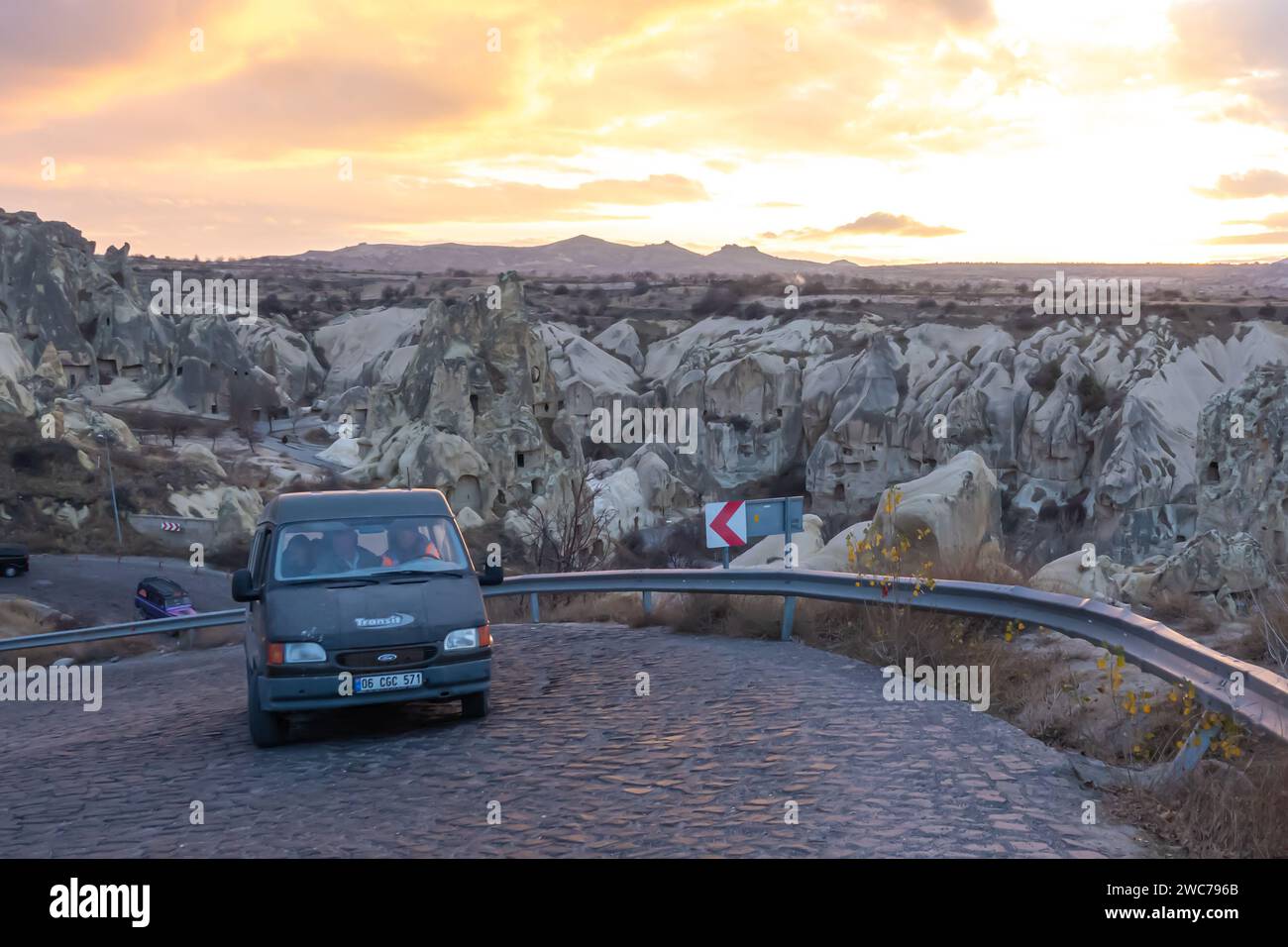Route de montagne serpentine avec précipice, voitures sur une route en Cappadoce Turquie à côté de Rose Valley Banque D'Images