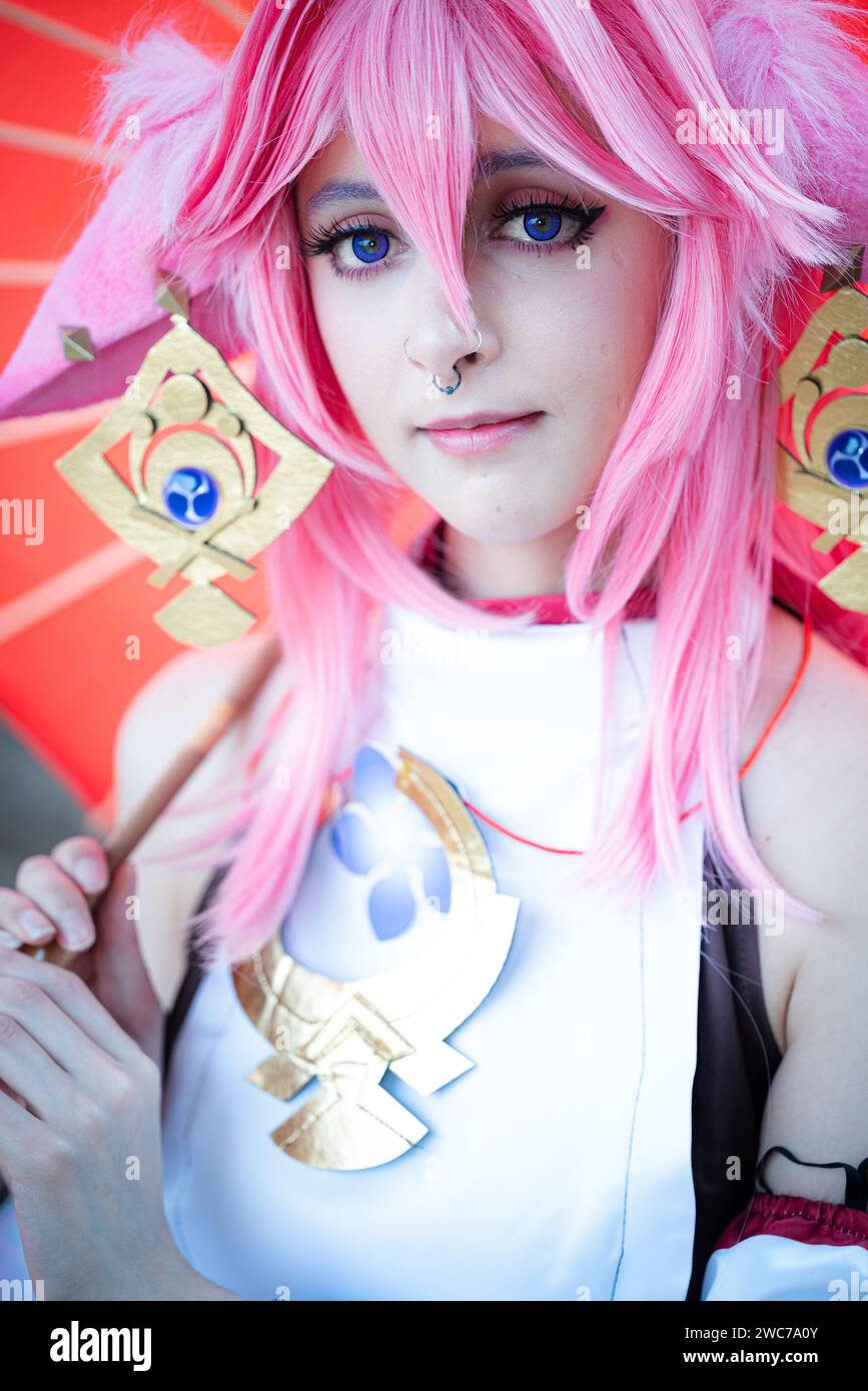 Une cosplayer féminine dans un costume d'anime rose portant des cheveux roses Banque D'Images