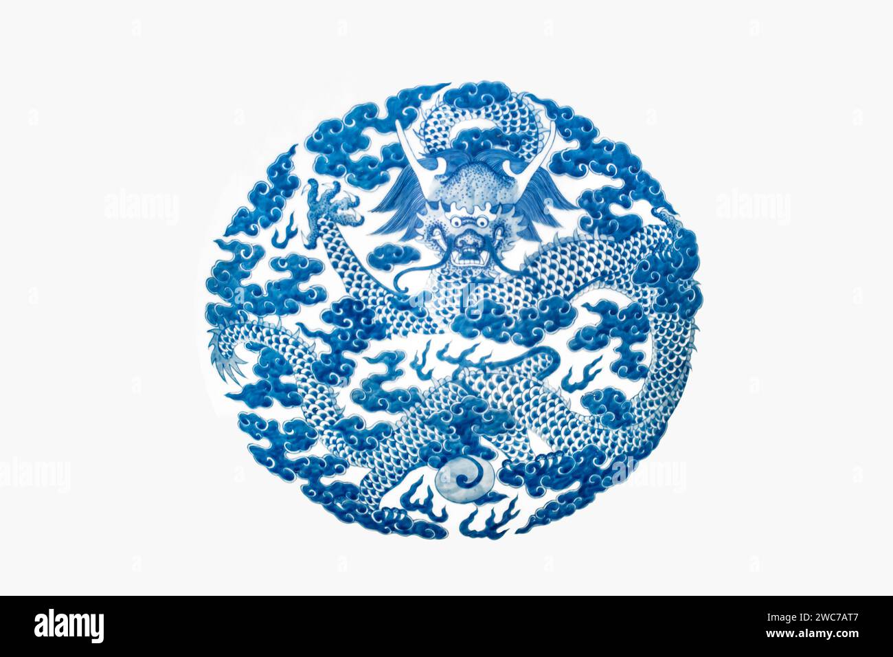 Motif complexe de dragon en porcelaine bleue et blanche sur un fond de nuage circulaire, un thème commun de céramiques anciennes palais vietnamiens Banque D'Images