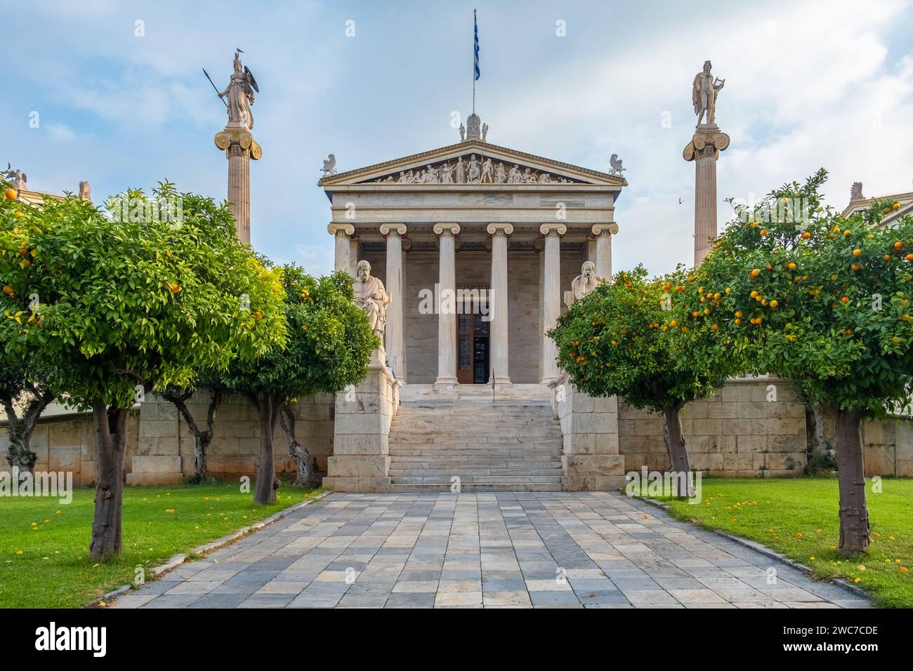 Académie d'Athènes avec des colonnes de marbre avec des sculptures d'Apollon et Athéna et des arbres de mandarine à Athènes, Grèce. Site d'intérêt populaire et voyage Banque D'Images