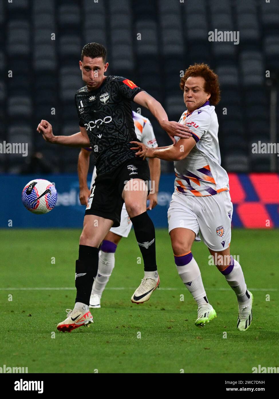 Parramatta, Australie. 14 janvier 2024. Bozhidar Boykov Kraev (à gauche) de l'équipe Wellington Phoenix FC et Mohammad Mustafa Amini Castillo (à droite) du Perth Glory FC vus en action lors du match Unite Round de la saison Isuzu Ute A-League entre Perth Glory et Wellington Phoenix au CommBank Stadium. Score final ; Wellington Phoenix 4:3 Perth Glory. (Photo Luis Veniegra/SOPA Images/Sipa USA) crédit : SIPA USA/Alamy Live News Banque D'Images