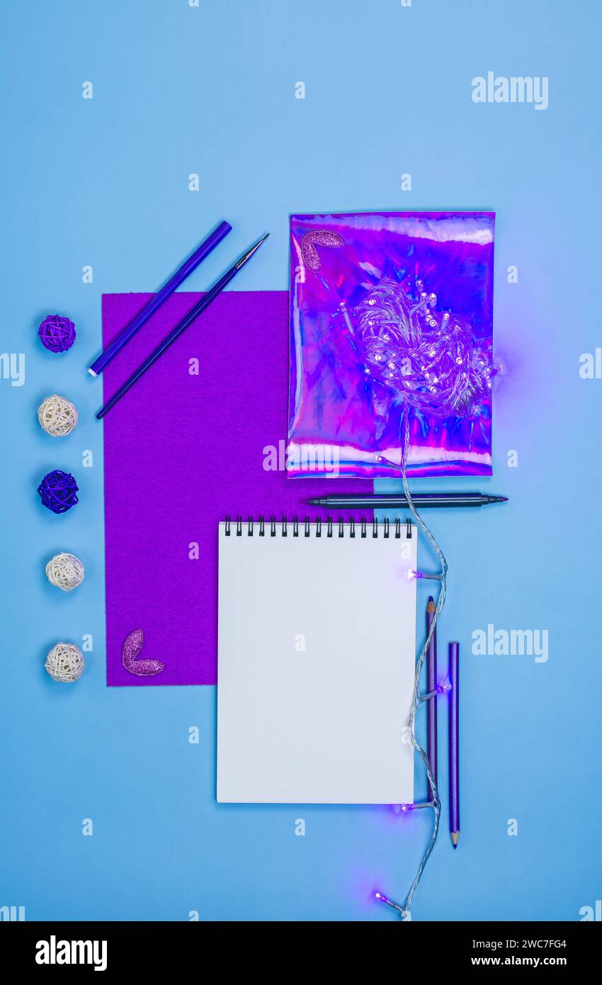 Maquette d'art et d'artisanat colorés psychédéliques. Matériaux colorés holographiques irisés à ondes synthé pour l'artisanat. Espace de travail à plat. Banque D'Images