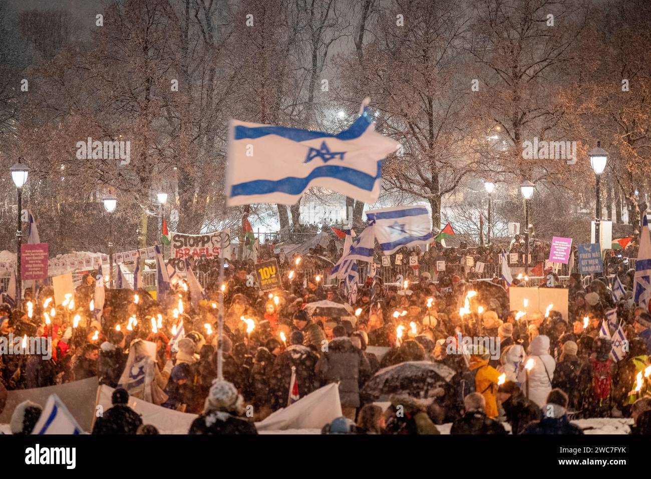 Oslo 20240114.le groupe d'Oslo du "Forum des otages et des familles disparues" célèbre les 100 jours qui se sont écoulés depuis l'attentat terroriste perpétré en Israël le 7 octobre. Le marquage a lieu à Eidsvolls plass à Oslo dimanche soir. Photo : Heiko Junge / NTB Banque D'Images