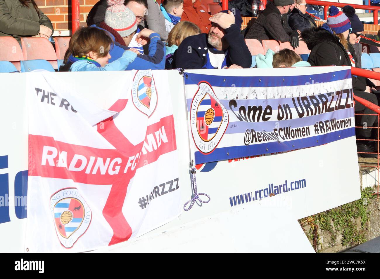 Reading Women v Wolves Women Adobe FA Women's Cup 4e tour, 15 janvier 2024, a joué au Aldershot Town FC Reading fans Flags Banque D'Images