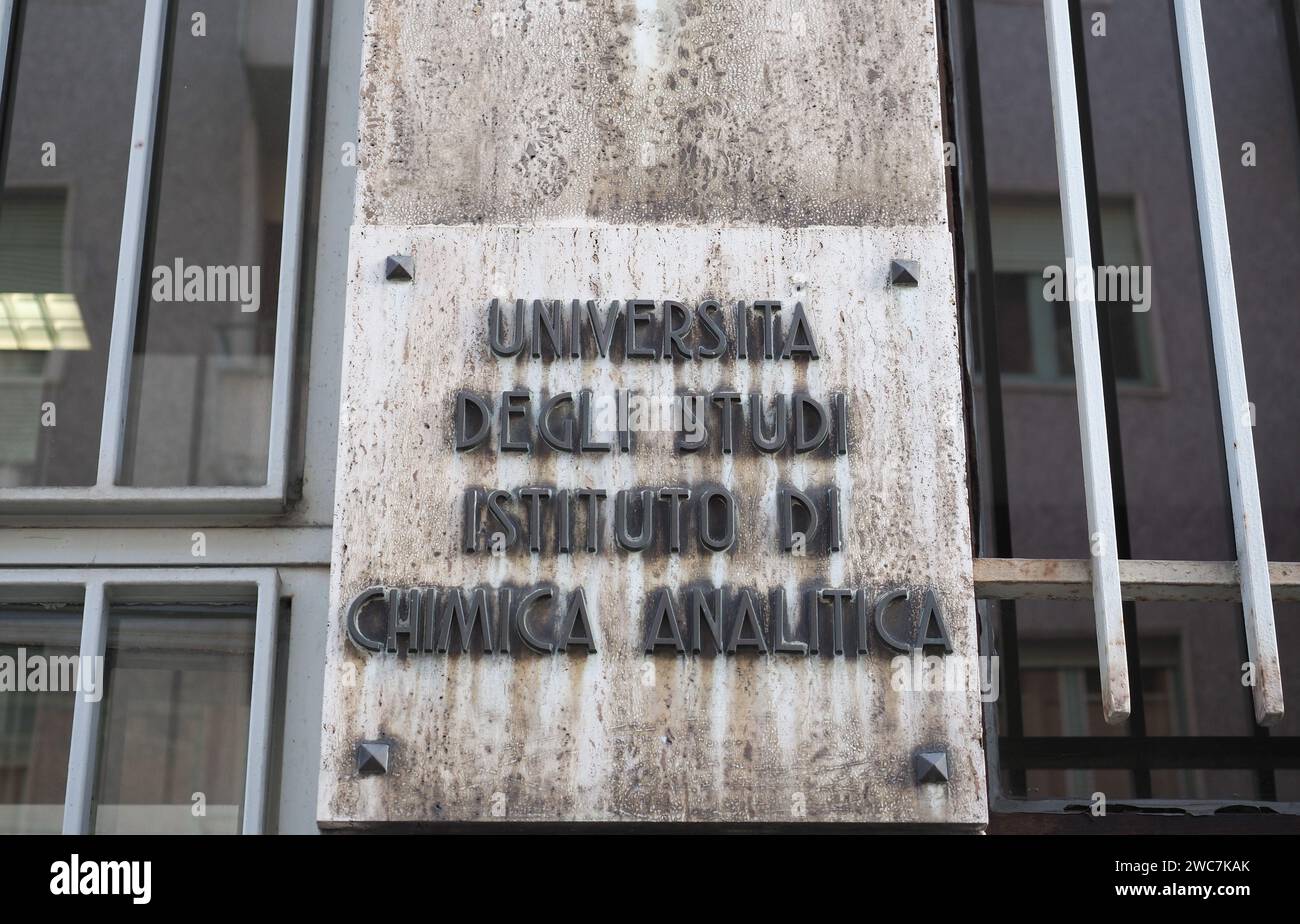 TURIN, ITALIE - CIRCA JANVIER 2023 : Université de Turin, Faculté de chimie analytique signe Banque D'Images