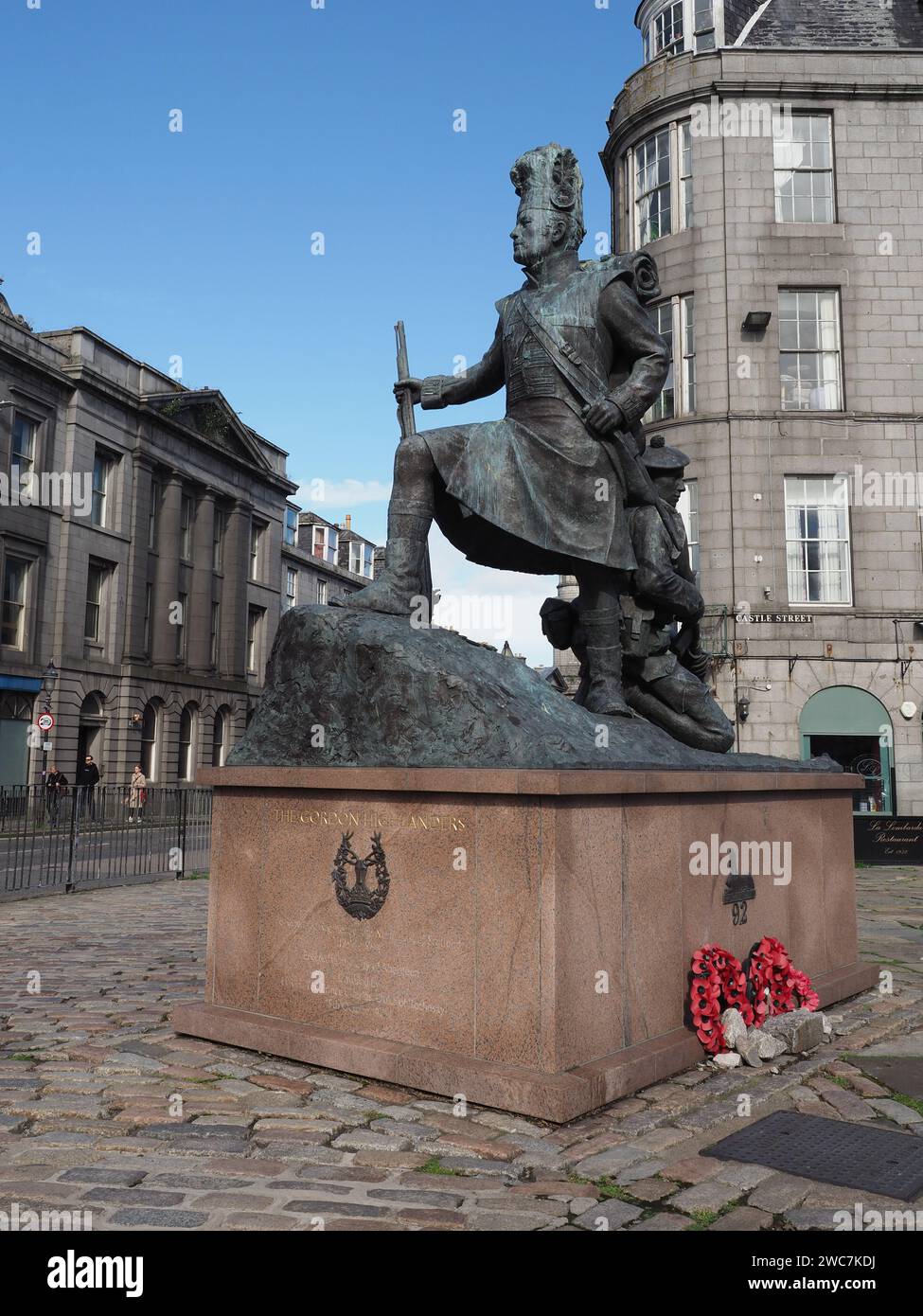 ABERDEEN, Royaume-Uni - 14 SEPTEMBRE 2023 : la statue des Gordon Highlanders par le sculpteur Mark Richards circa 2011 Banque D'Images