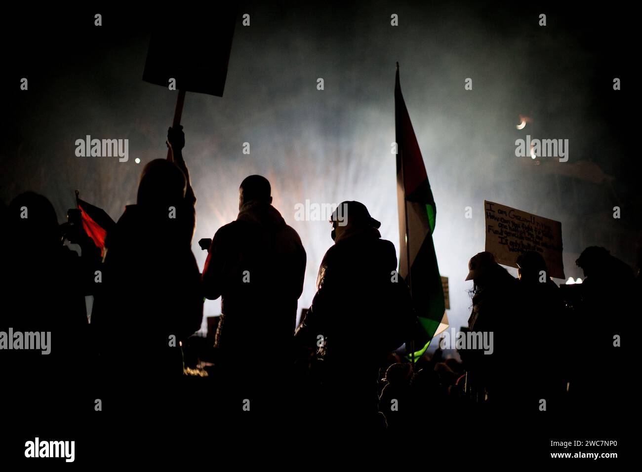 Washington, District de Columbia, États-Unis. 13 janvier 2024. Des manifestants, debout sur des blocs de béton pendant la marche sur Washington pour Gaza, un rassemblement en soutien à la bande de Gaza le samedi 13 janvier 2024 à Washington DC. Il s’agit de la deuxième grande manifestation organisée à Washington DC depuis le début de la guerre israélo-Hamas le 7 octobre 2023. (Image de crédit : © John C. Clark/ZUMA Press Wire) USAGE ÉDITORIAL SEULEMENT! Non destiné à UN USAGE commercial ! Banque D'Images