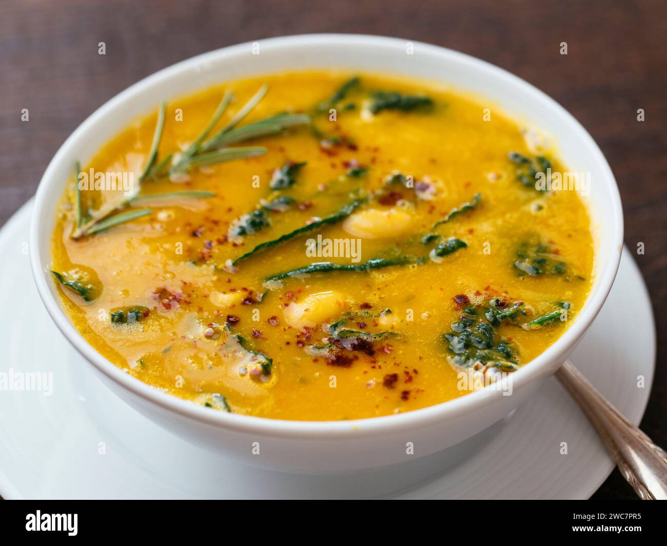 Maison fait de haricots blancs toscans, soupe de Kale Banque D'Images