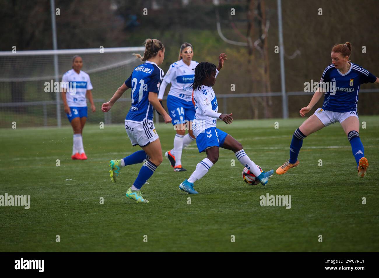 San Claudio, Espagne, 14 janvier 2024 : le joueur de L'UDG Tenerife, Koko (8) contr, lors de la manche des 16 de la SM la Reina Cup 2023-24 entre le Real Oviedo FEM et l'UDG Tenerife, le 14 2024 janvier, au complexe sportif El Castañeo, à San Claudio, Espagne. Crédit : Alberto Brevers / Alamy Live News. Banque D'Images