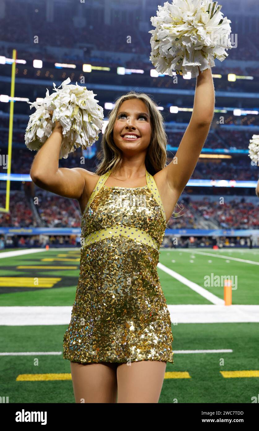 Les Mizzou Golden Girls, équipe de danse de l'Univ du Missouri, se produisent au Cotton Bowl entre les Missouri Tigers et Ohio State Buckeyes au AT&T Stadium d'Arlington, Texas, le 29 décembre 2023. Le Missouri bat Ohio State 14-3. (Matt Patterson / image du sport) Banque D'Images
