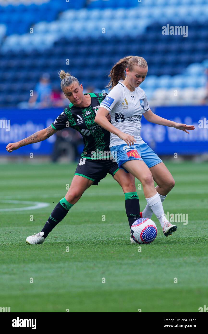 Sydney, Australie. 14 janvier 2024. Chloe Logarzo de Western United rivalise pour le ballon avec Shay Hollman de Sydney FC lors du match RD12 féminin de la Ligue A entre Western United et Sydney FC au stade Allianz le 14 janvier 2024 à Sydney, Australie Credit : IOIO IMAGES/Alamy Live News Banque D'Images