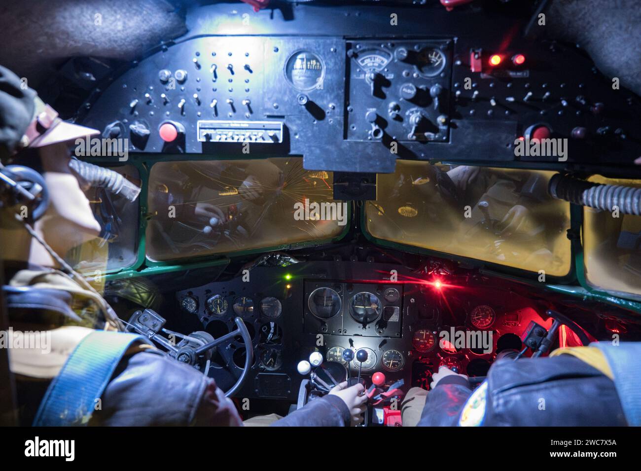 Intérieur du cockpit d'un vieil avion bombardier américain de la Seconde Guerre mondiale lors d'une tempête nocturne Banque D'Images Intérieur du cockpit d'un vieil avion bombardier américain de la Seconde Guerre mondiale lors d'une tempête nocturne Banque D'Images