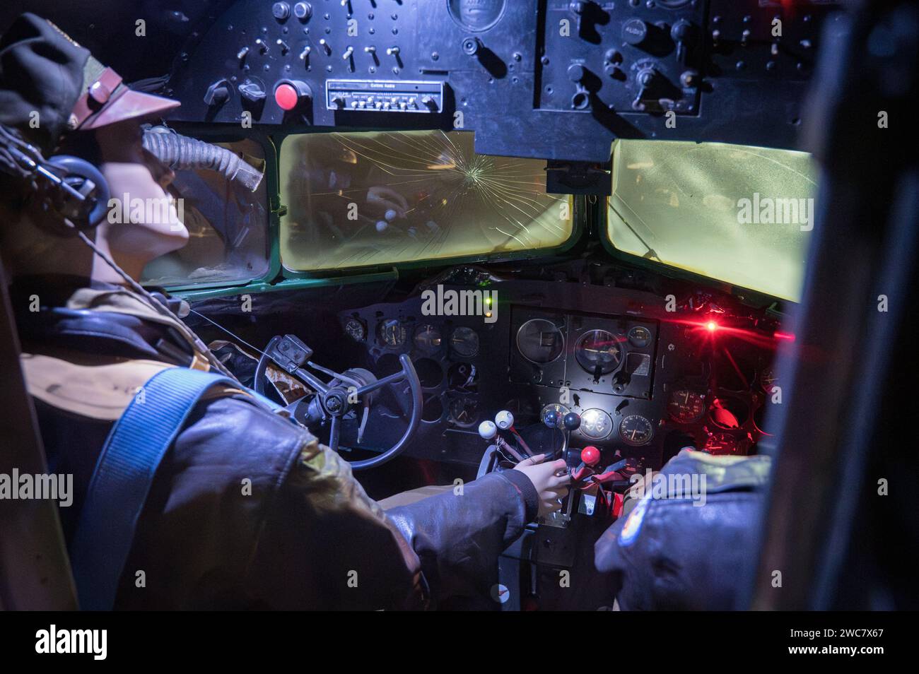 Intérieur du cockpit d'un vieil avion bombardier américain de la Seconde Guerre mondiale lors d'une tempête nocturne Banque D'Images Intérieur du cockpit d'un vieil avion bombardier américain de la Seconde Guerre mondiale lors d'une tempête nocturne Banque D'Images