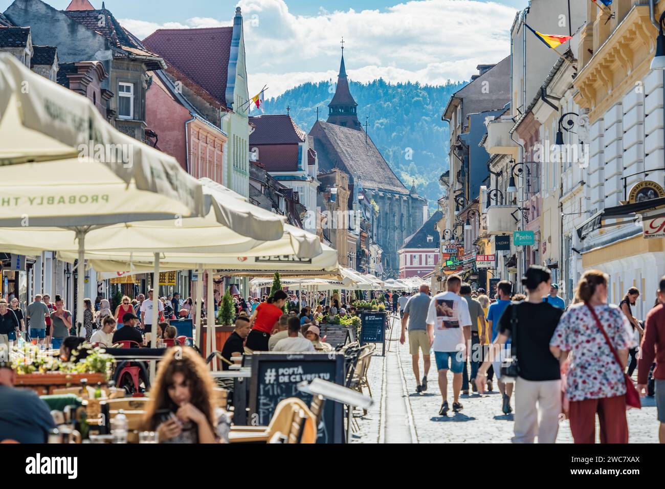 Brasov, Roumanie - septembre 02.2023. Touristes et habitants se promenant dans la zone piétonne du centre historique de Brasov. Banque D'Images
