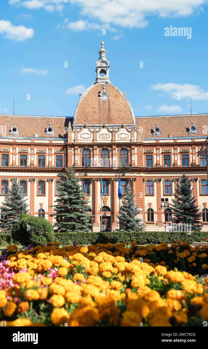 Brasov, Roumanie - septembre 02 2023 : Palais de Justice qui abrite la préfecture de Brasov, le Conseil de comté et la Cour d'appel. Banque D'Images