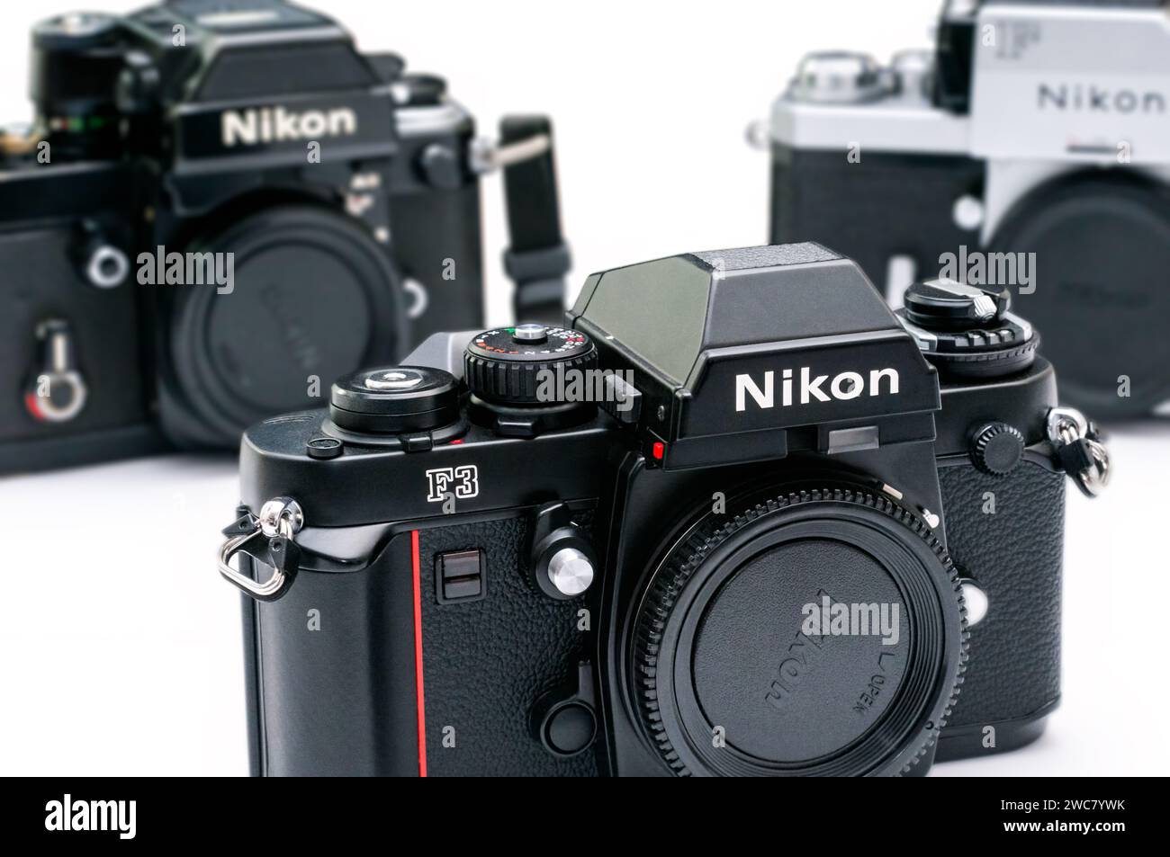 Le boîtier emblématique Nikon F3 flanqué des Nikon F et F2 Classics, un hommage à l'héritage durable de l'évolution de l'appareil photo Nikon. Banque D'Images