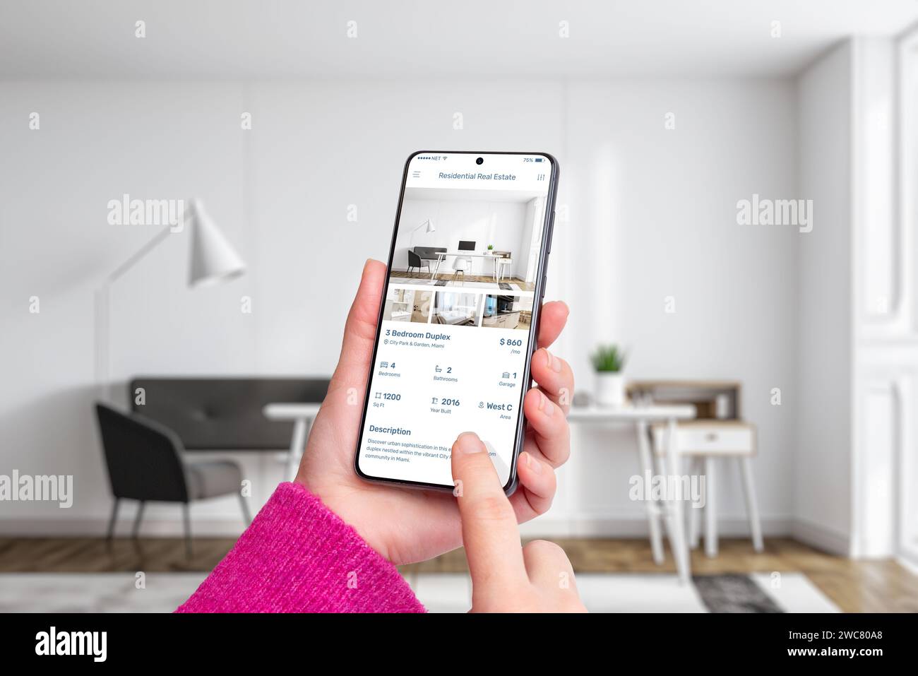Mains de femme tenant un smartphone affichant une application immobilière résidentielle. Technologie moderne, recherche de propriété pour un réel est transparent et pratique Banque D'Images