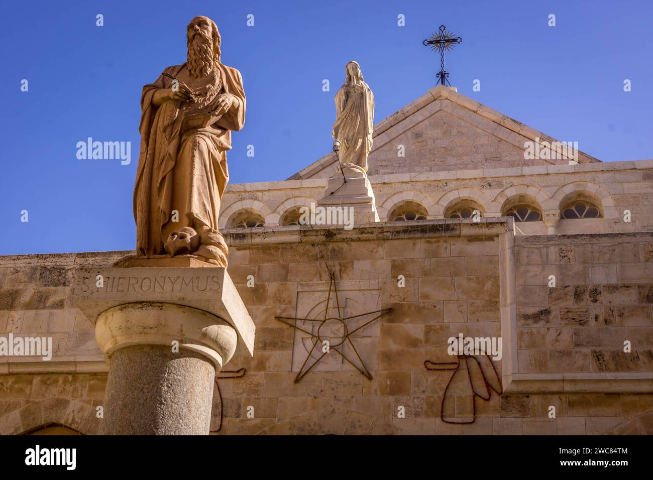 La statue de Jérôme de Stridon, érudit chrétien et traducteur de la Bible, devant l'église de la Nativité à Bethléem City, Cisjordanie, Palestin Banque D'Images