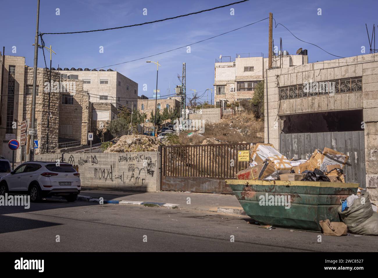 Les rues de la ville de Bethléem, Cisjordanie, Palestine, avec des voitures, des bâtiments, les magasins des vendeurs, la circulation et les Palestiniens locaux qui passent. Banque D'Images