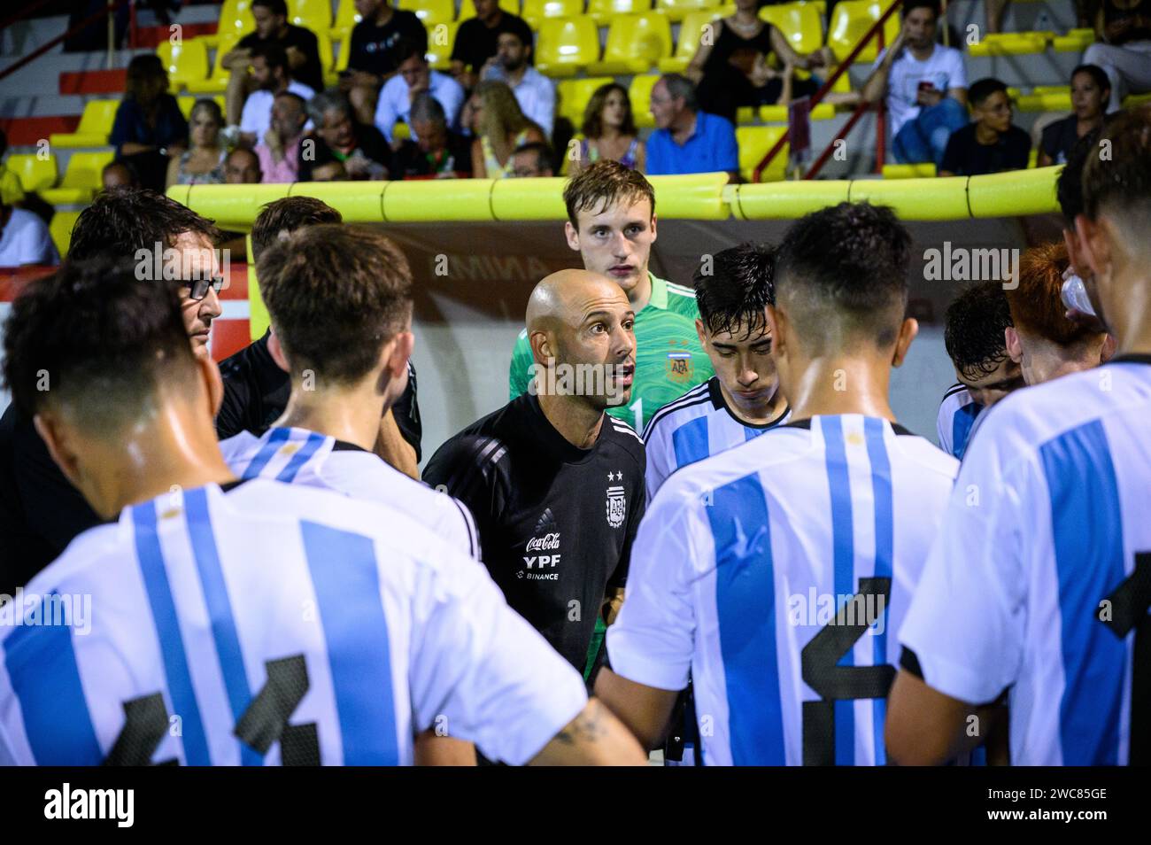 Javier Mascherano, entraîneur de l'équipe nationale Argentine U-20 donnant des instructions à ses joueurs, juillet 2022, Alcudia, Valence, Espagne. Banque D'Images