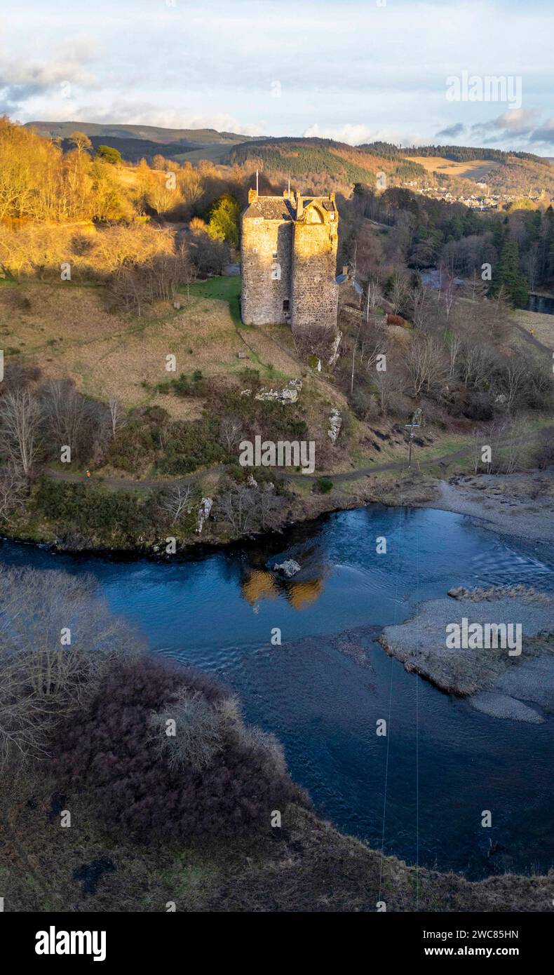 Vue aérienne du château de Neidpath sur les rives de la rivière Tweed à Peebles, Écosse, Royaume-Uni. Banque D'Images