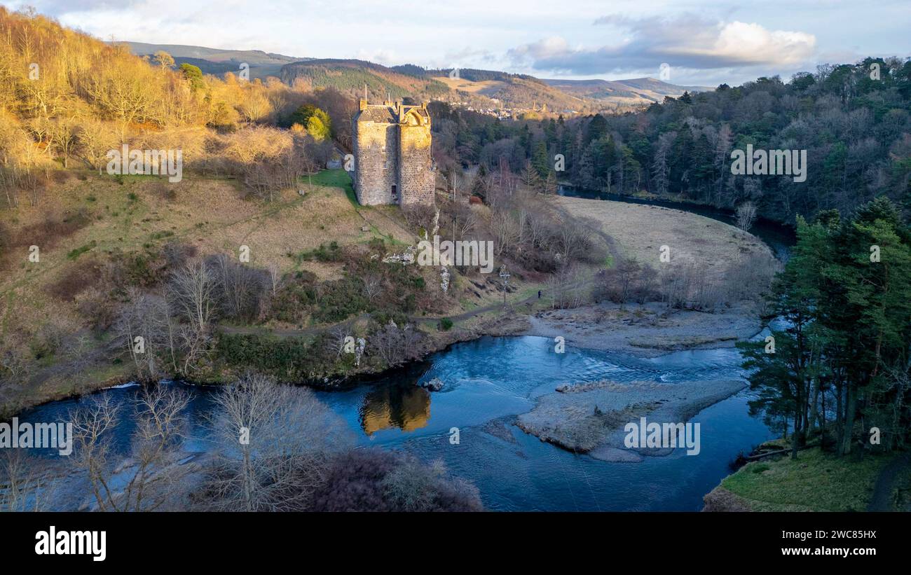 Vue aérienne du château de Neidpath sur les rives de la rivière Tweed à Peebles, Écosse, Royaume-Uni. Banque D'Images