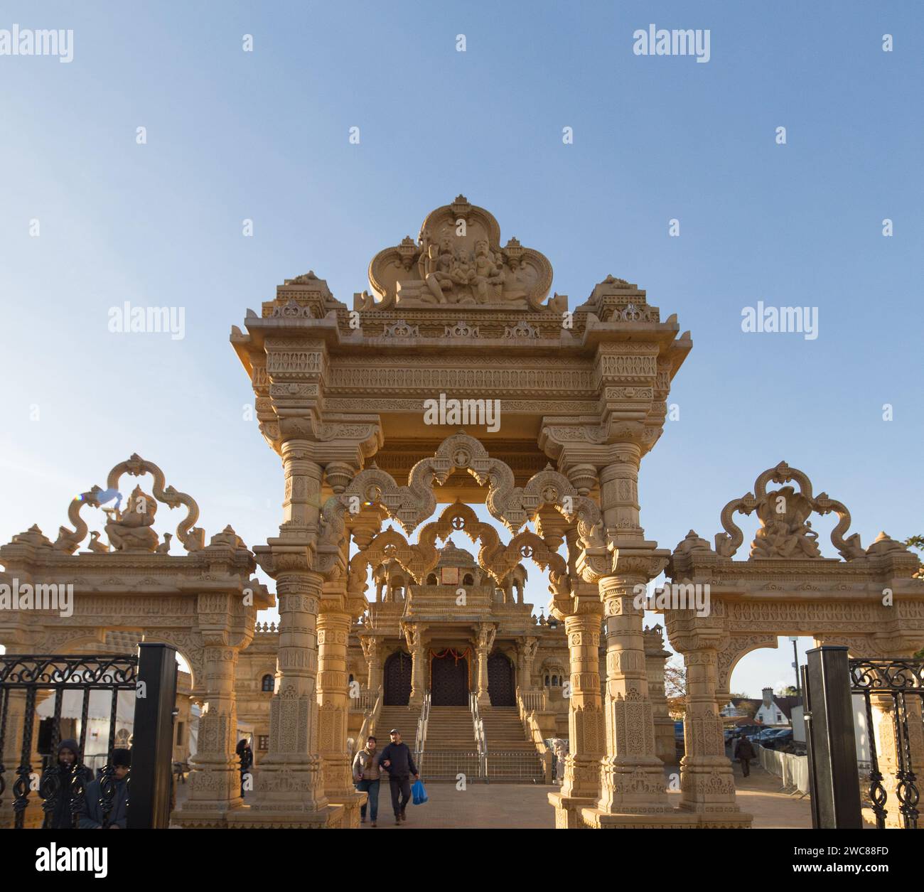 Le Shri Sanatan Hindu Mandir a été construit sur 14 ans grâce à des fonds recueillis par l'association caritative Shri Vallabh Nidhi UK Banque D'Images