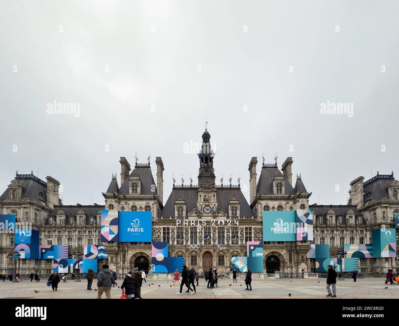 Logos des Jeux Olympiques de Paris 2024 sur Hôtel de ville à Paris, France Banque D'Images